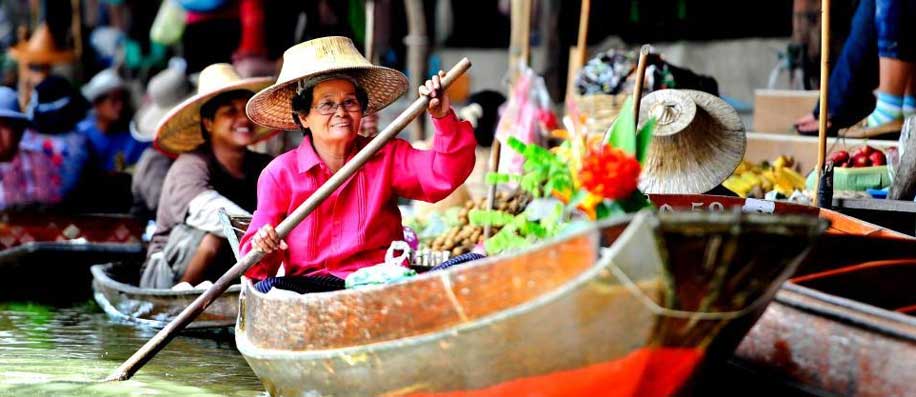 Mujer barca mercado flotante Damnoen Saduak